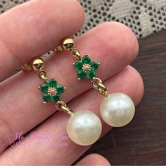 Emerald Green Crystal Pearl Stud Earrings - Picture 3 of 5